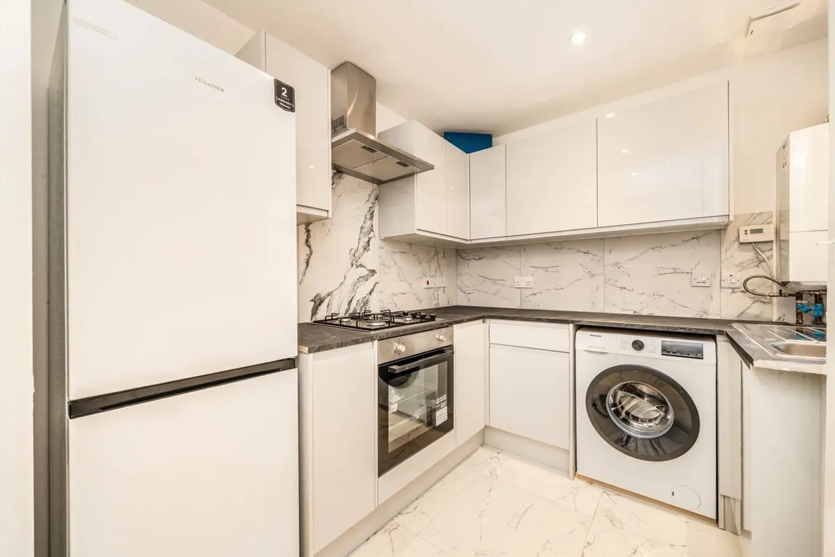 Flat Gunnersbury Court in Greater London