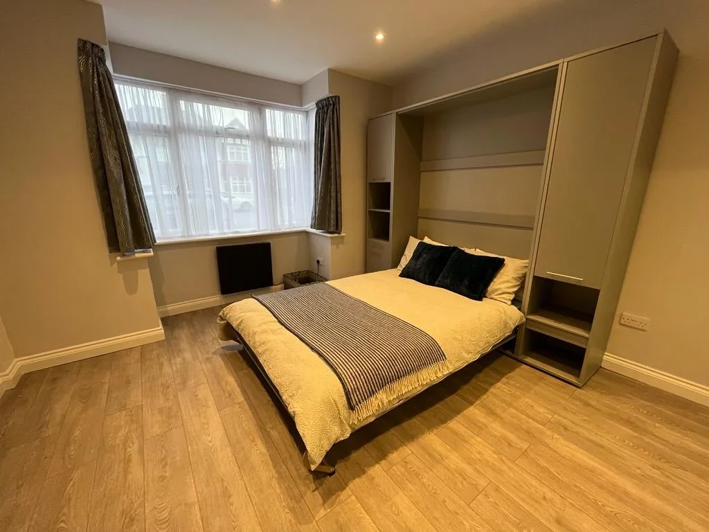 Flat Western Avenue in Greater London