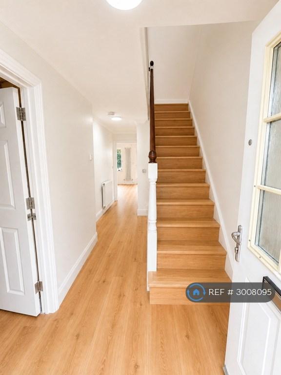 Room Brook Avenue in Ascot