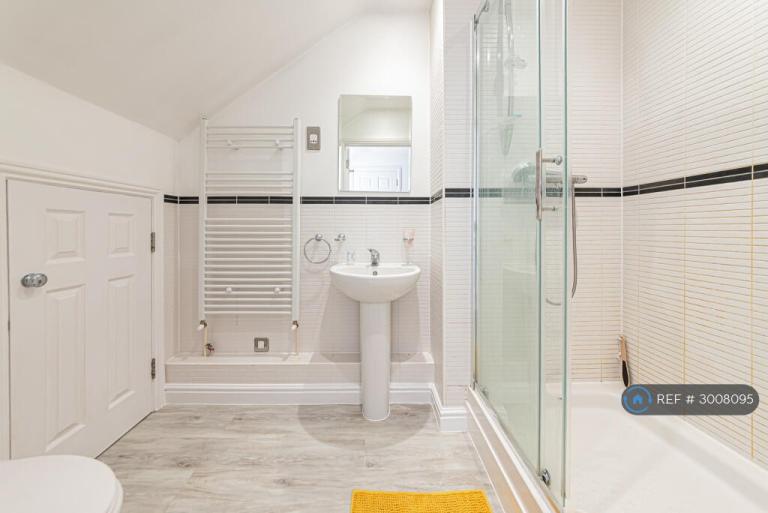 Room Brook Avenue in Ascot