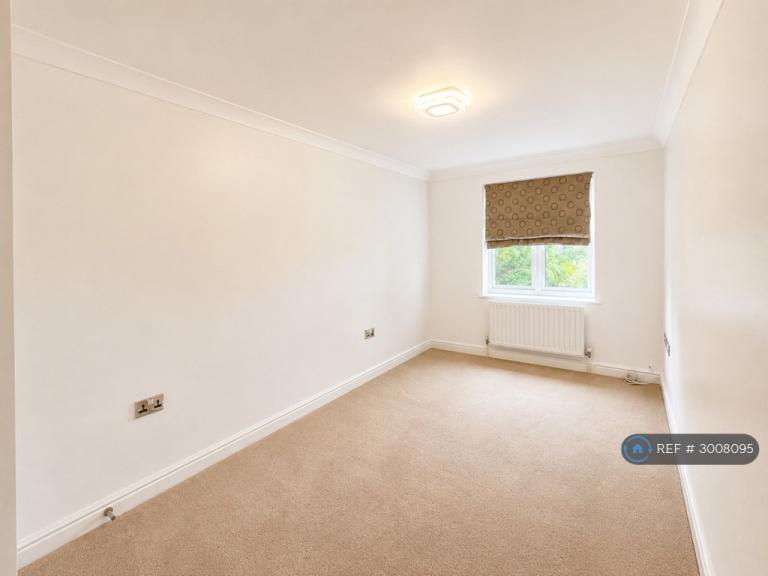 Room Brook Avenue in Ascot