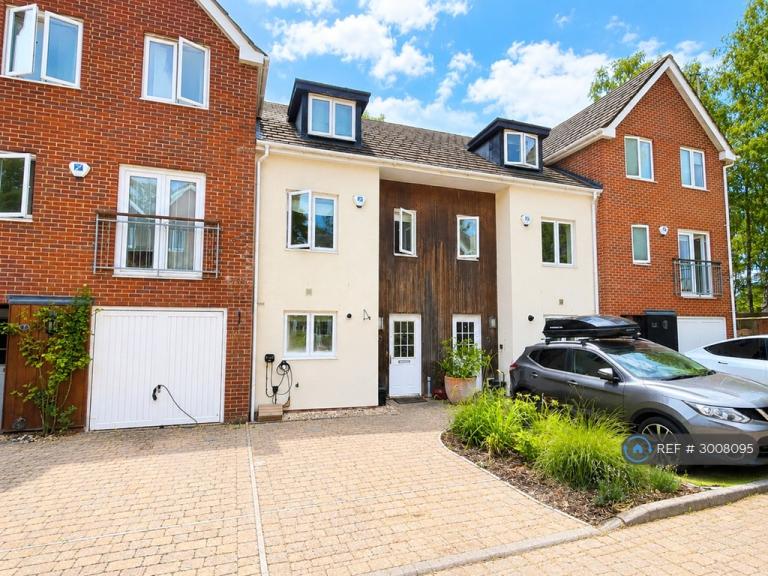 Room Brook Avenue in Ascot