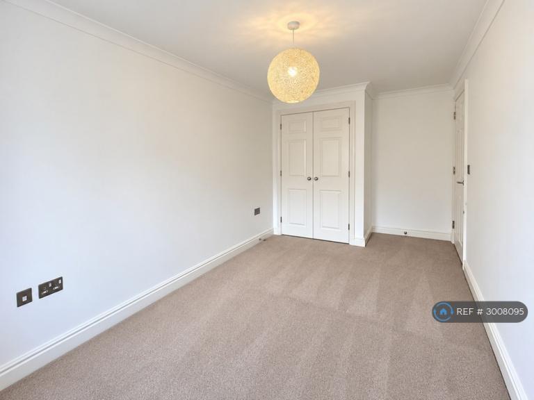 Room Brook Avenue in Ascot