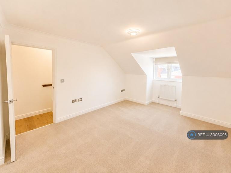 Room Brook Avenue in Ascot