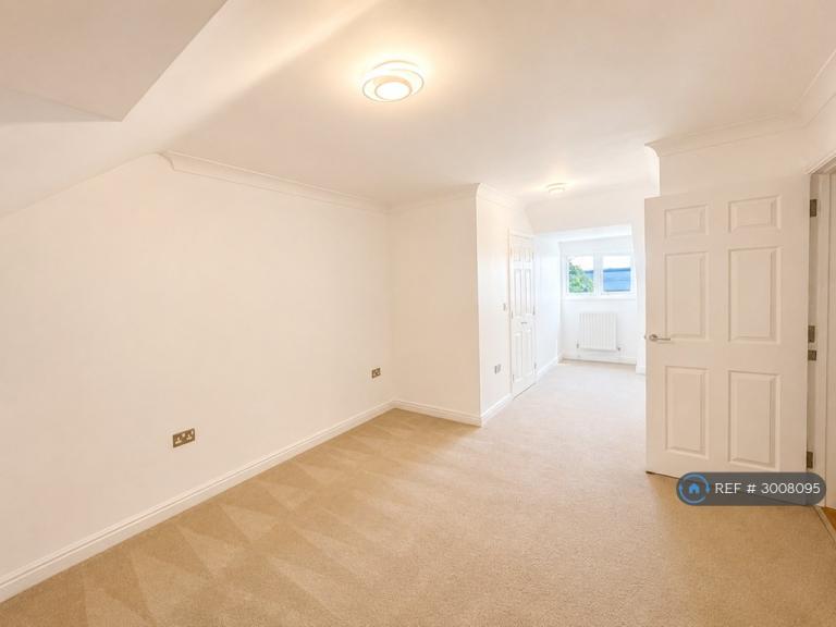 Room Brook Avenue in Ascot