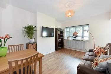 Flat Horne Way in Greater London