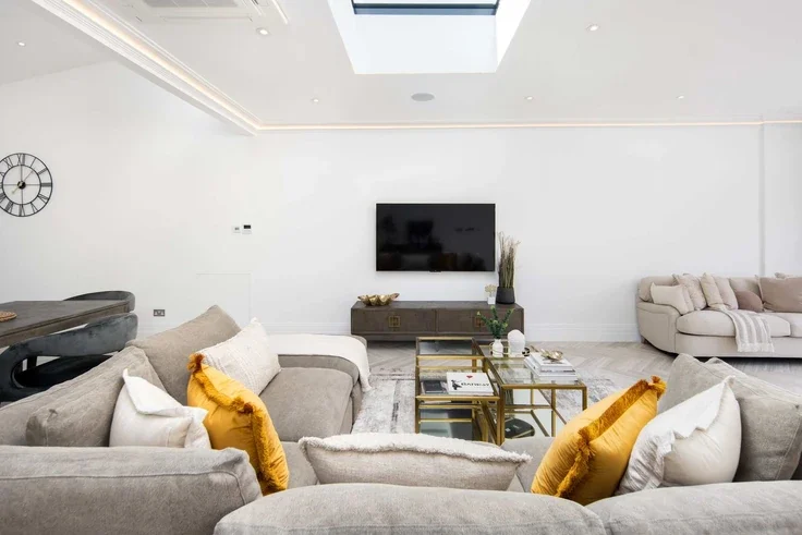 Flat Cheval Place in Greater London