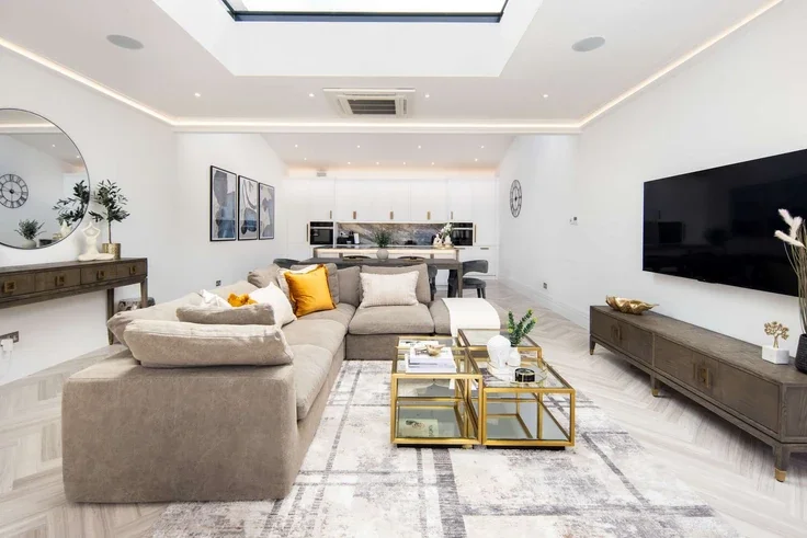 Flat Cheval Place in Greater London