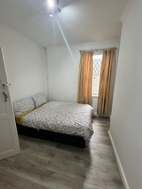 Room Hencroft Street South in Slough