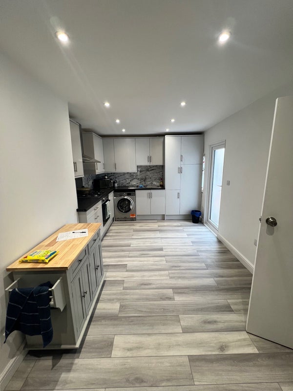 Room Hencroft Street South in Slough