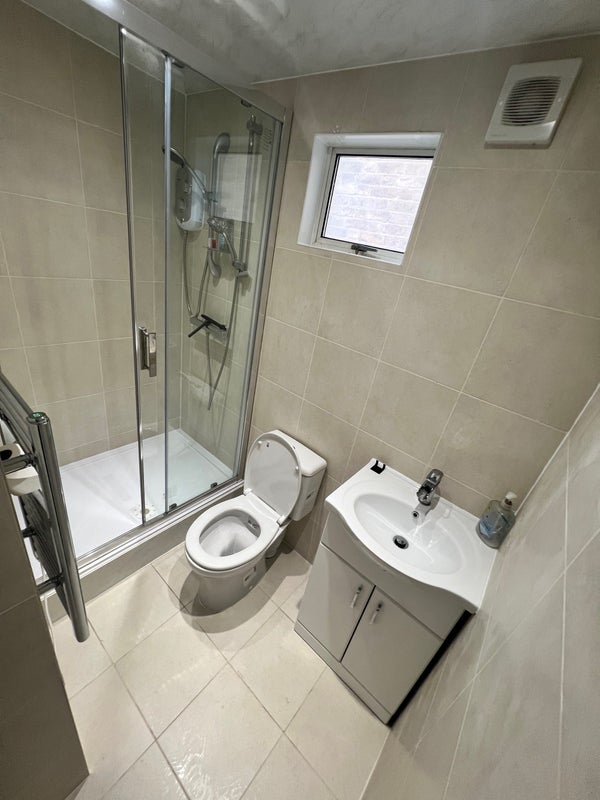 Room Hencroft Street South in Slough