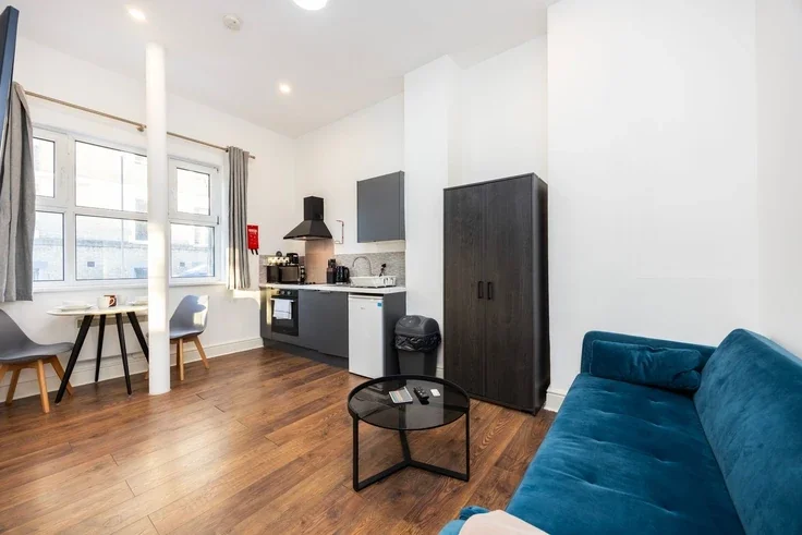 Flat Warwick Road in Greater London