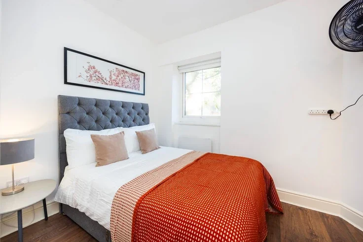Flat Warwick Road in Greater London