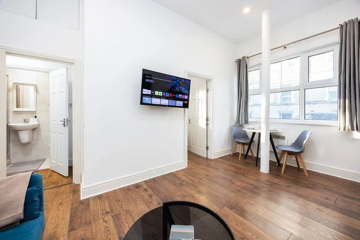 Flat Warwick Road in Greater London