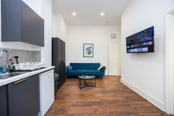 Flat Warwick Road in Greater London