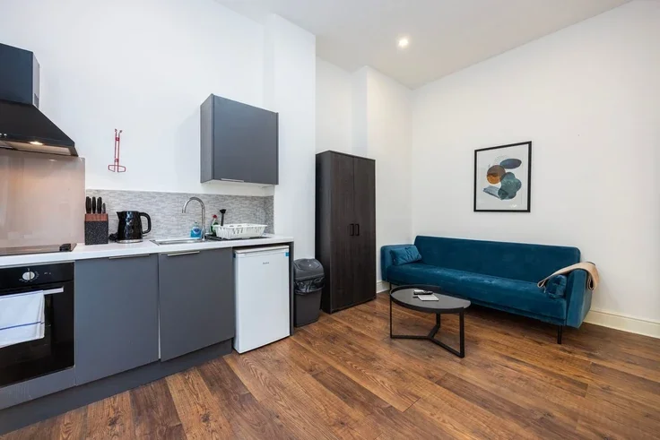 Flat Warwick Road in Greater London