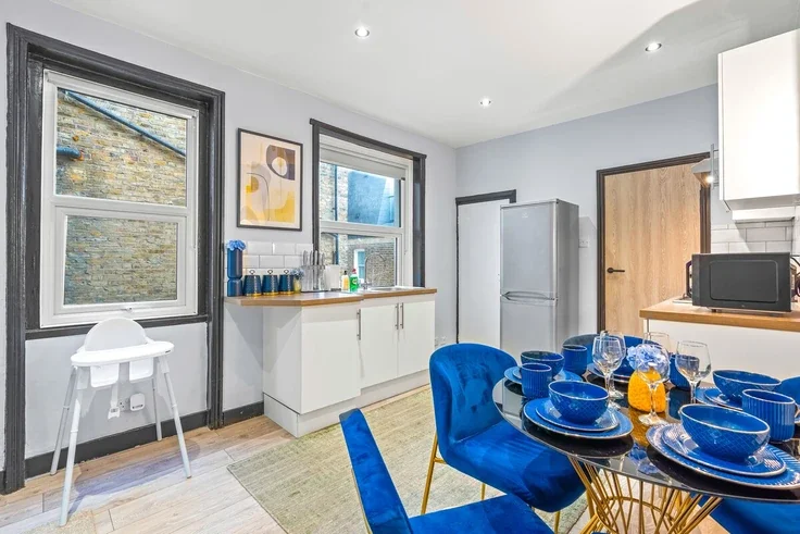 Flat Wardo Avenue in Greater London