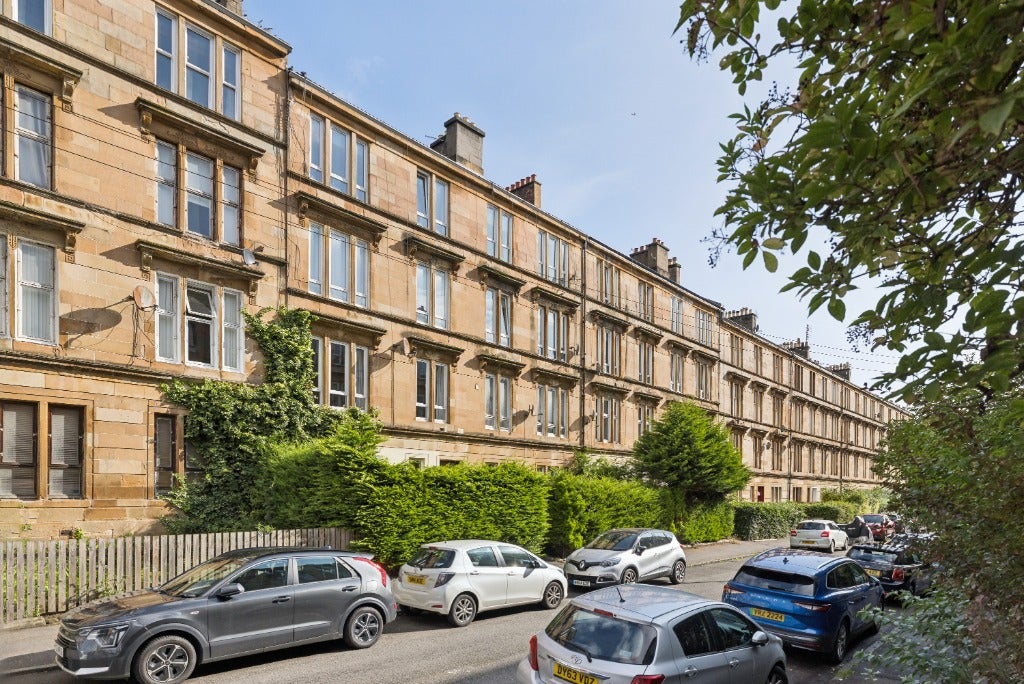 Flat Roslea Drive in Glasgow
