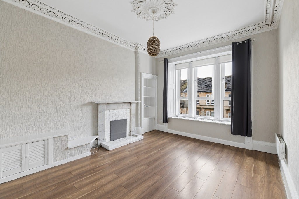 Flat Roslea Drive in Glasgow