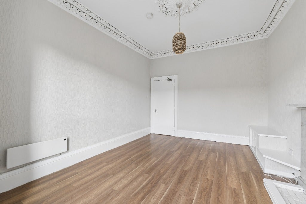 Flat Roslea Drive in Glasgow