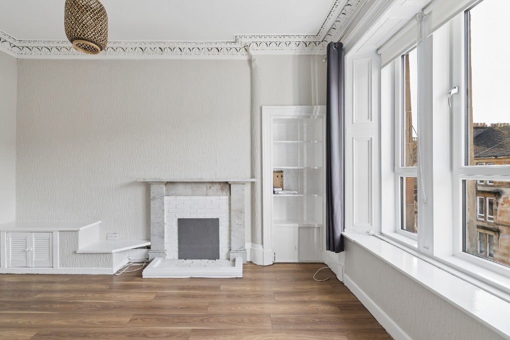 Flat Roslea Drive in Glasgow