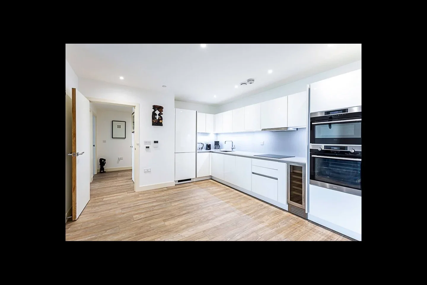 Room Telegraph Avenue in Greater London