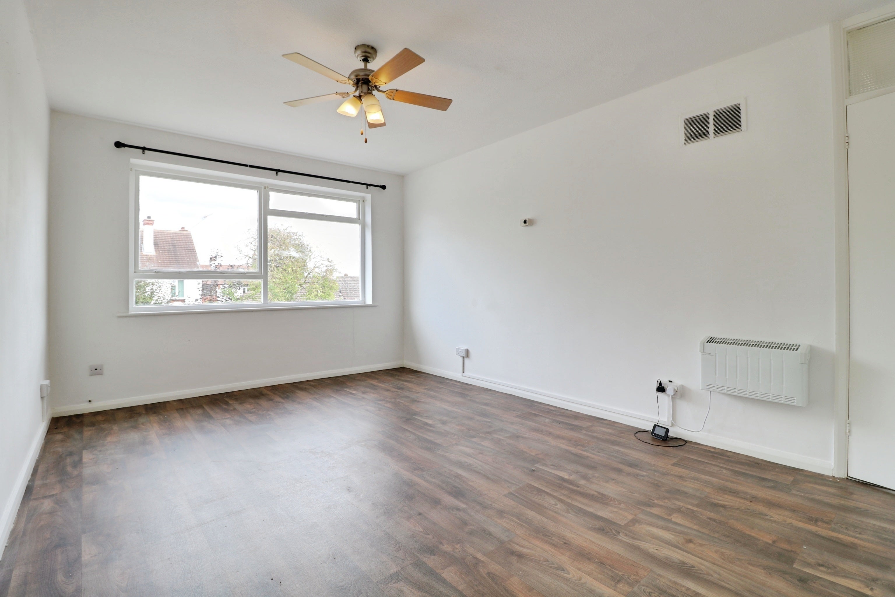 Flat Bellhouse Lane in Southend-on-Sea
