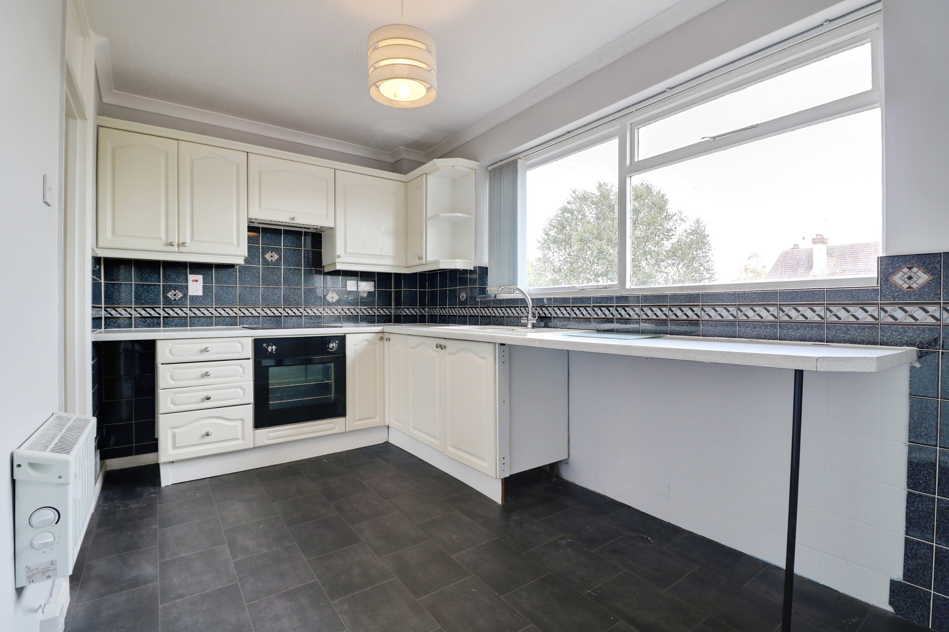 Flat Bellhouse Lane in Southend-on-Sea