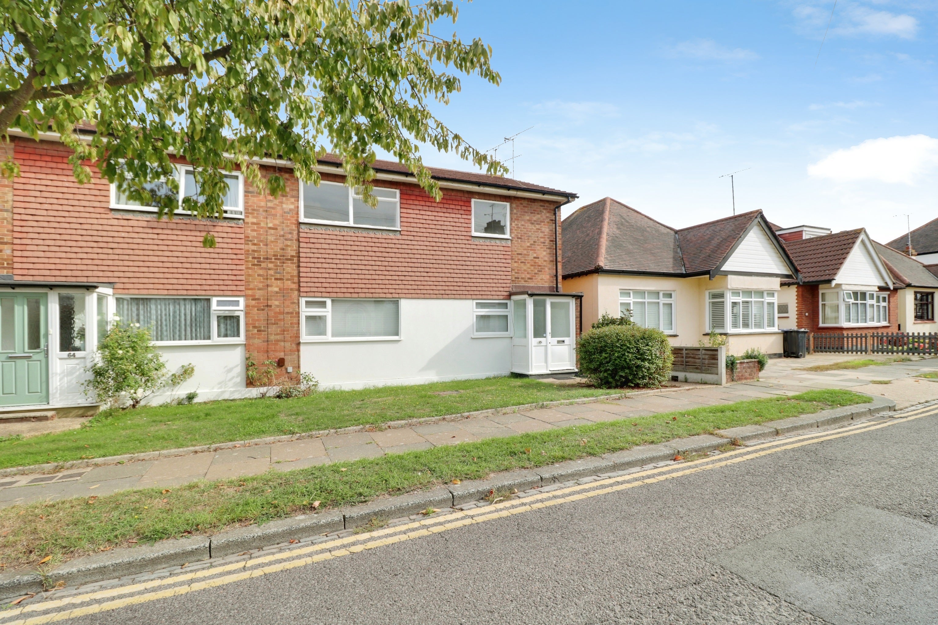 Flat Bellhouse Lane in Southend-on-Sea