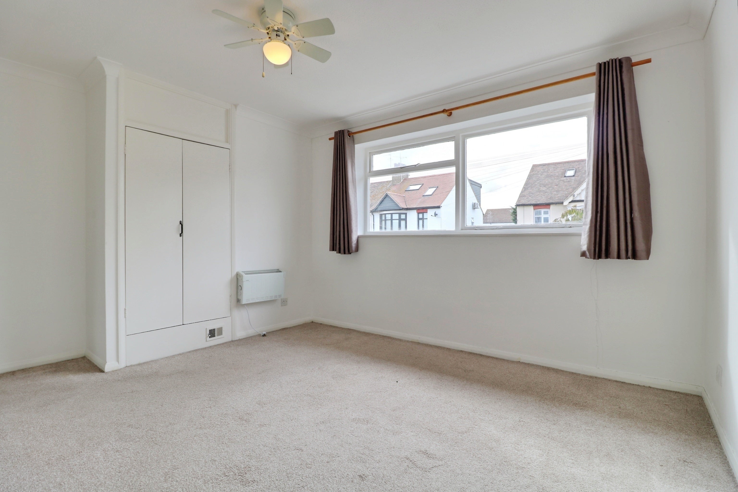 Flat Bellhouse Lane in Southend-on-Sea