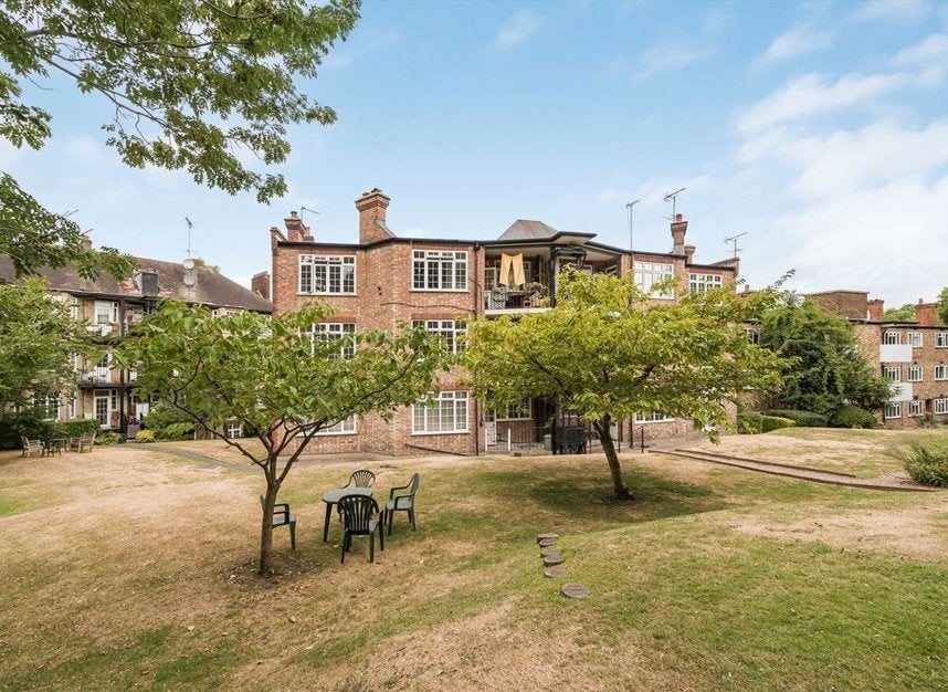 Flat Muswell Hill Road in Greater London