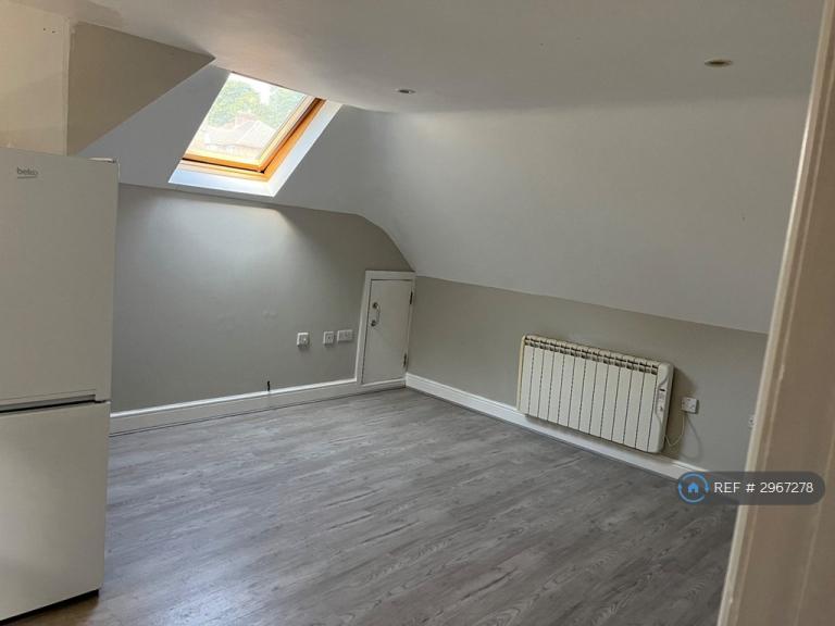 Flat Pomfret Avenue in Luton