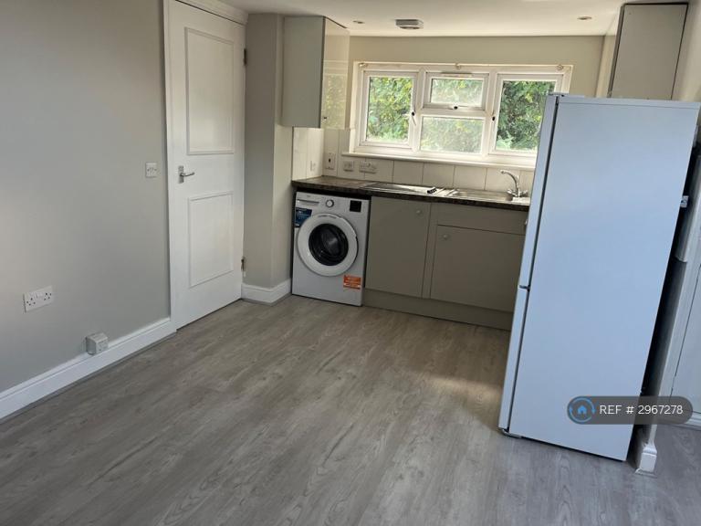 Flat Pomfret Avenue in Luton