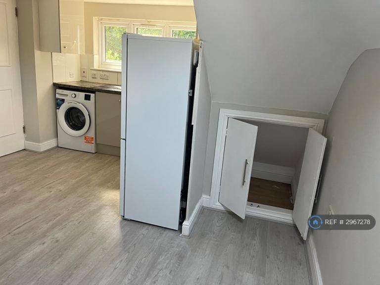 Flat Pomfret Avenue in Luton