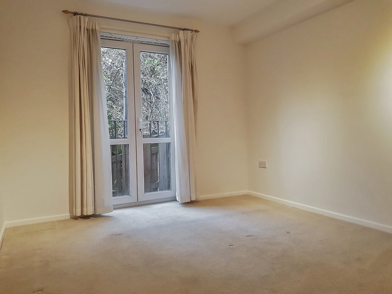 Flat Savernake Street in Swindon