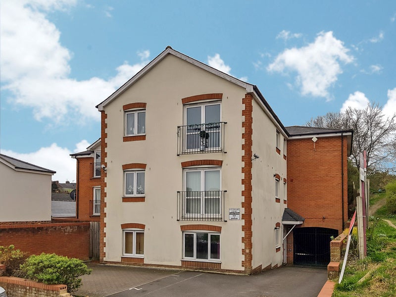 Flat Savernake Street in Swindon