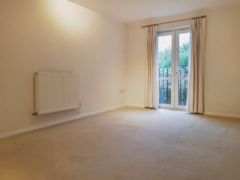Flat Savernake Street in Swindon