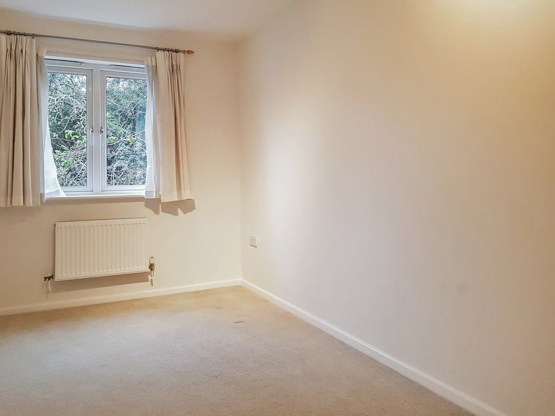 Flat Savernake Street in Swindon