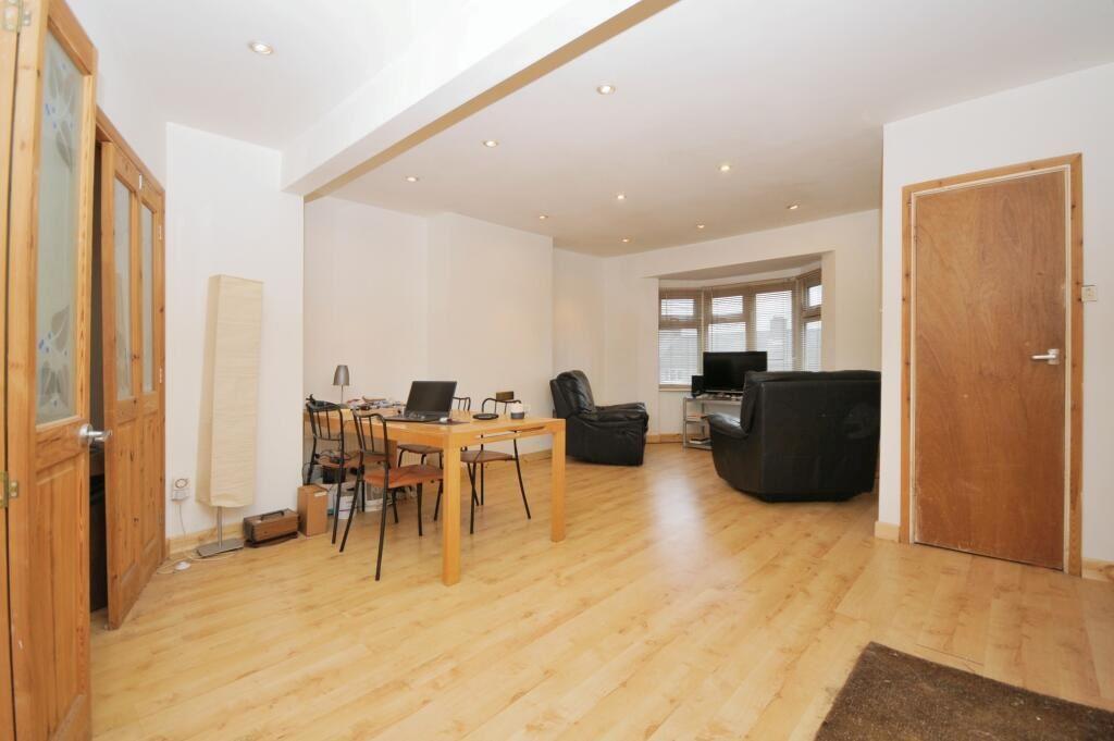 Flat Slades Drive in Greater London