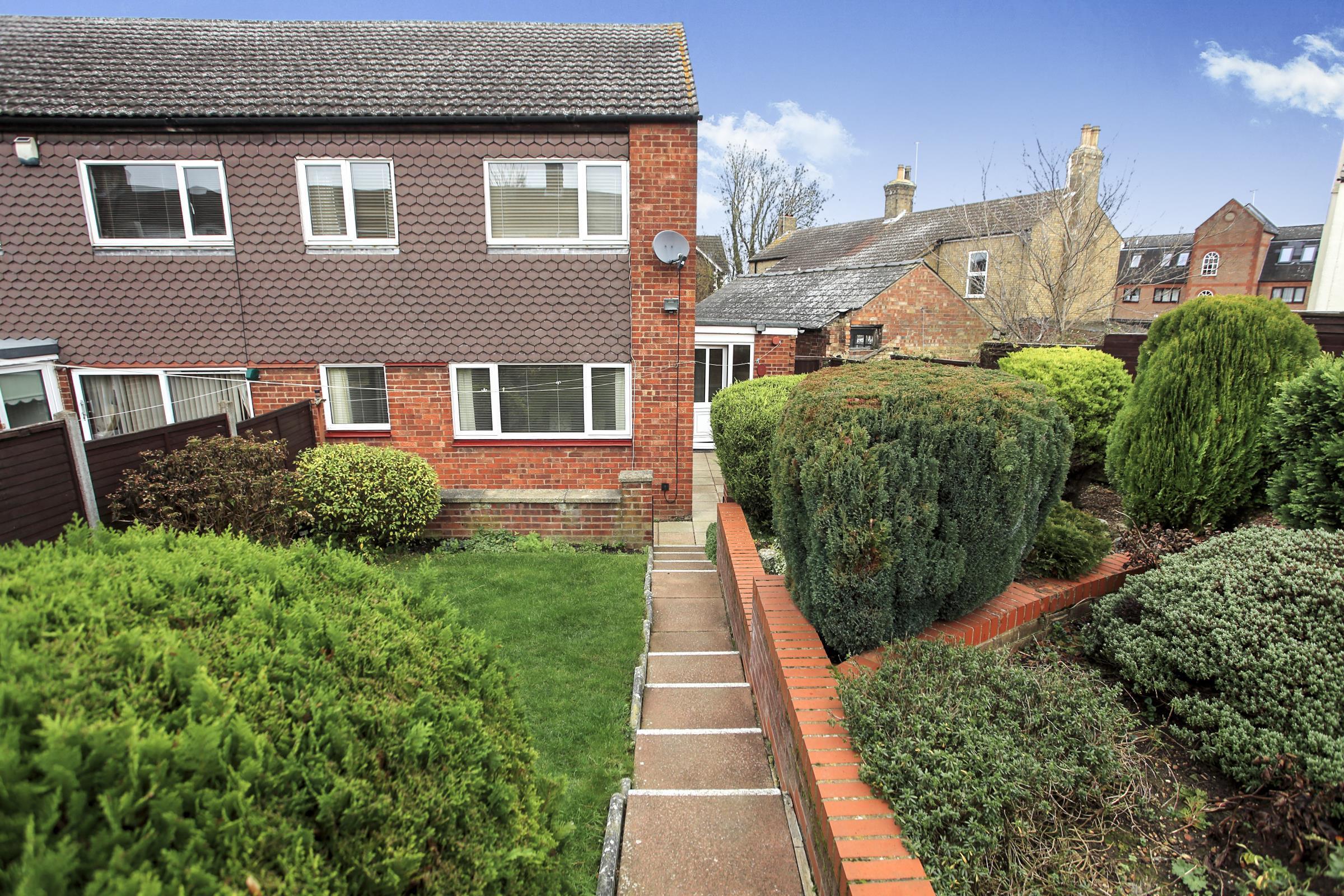 Flat Fellowes Gardens in Peterborough