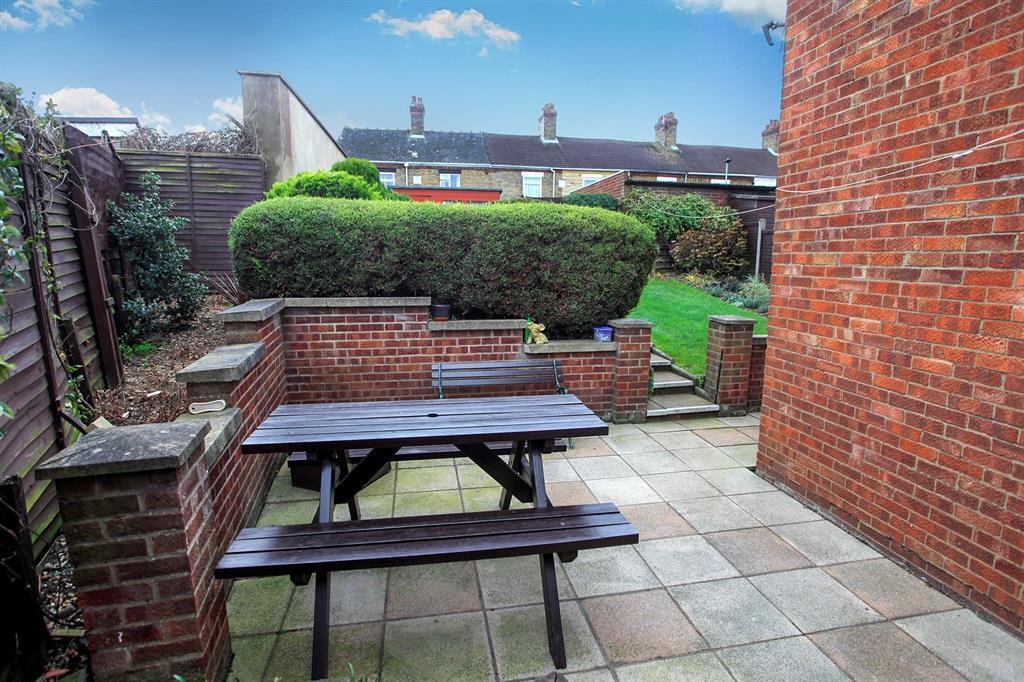 Flat Fellowes Gardens in Peterborough