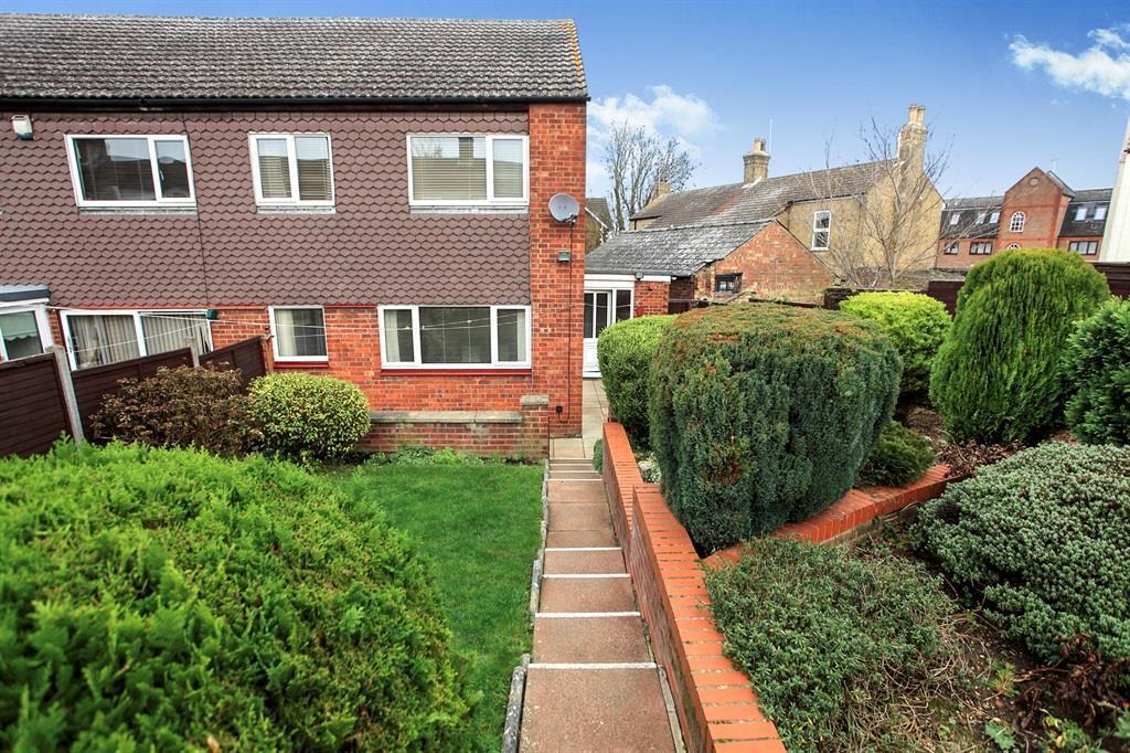 Flat Fellowes Gardens in Peterborough
