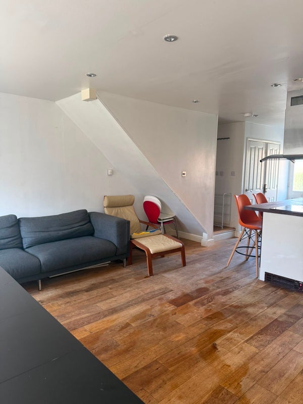 Room Ann Moss Way in Greater London