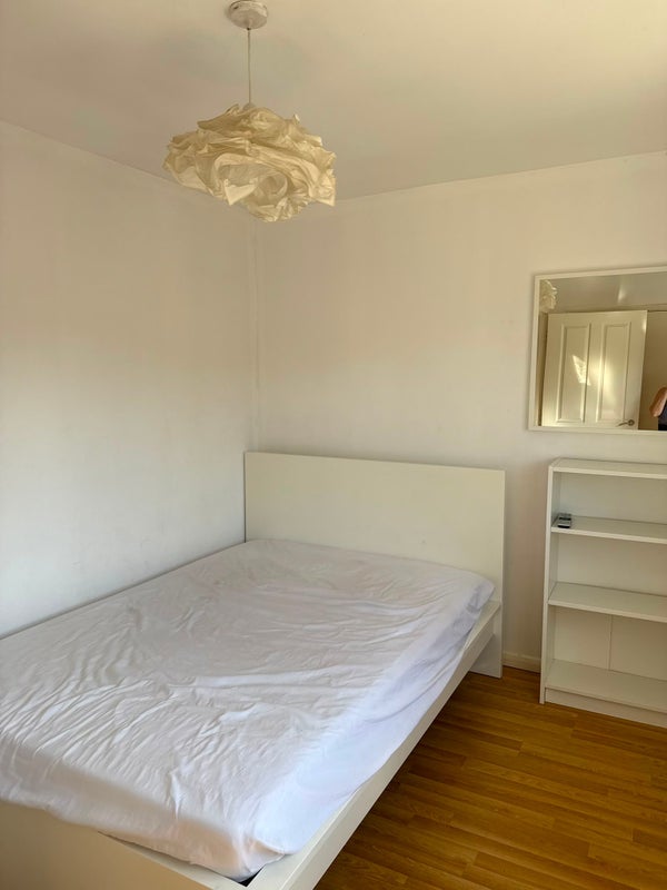 Room Ann Moss Way in Greater London