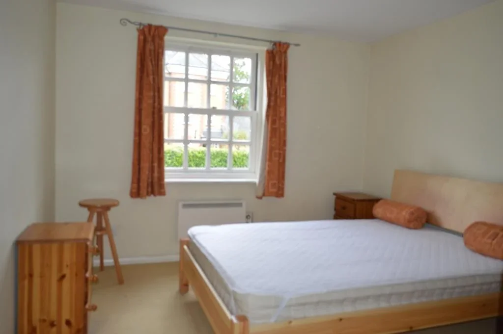 Room Cheddar Close in Greater London