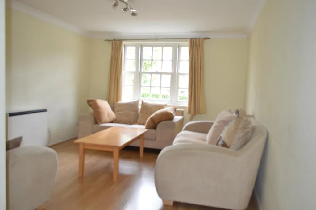 Room Cheddar Close in Greater London