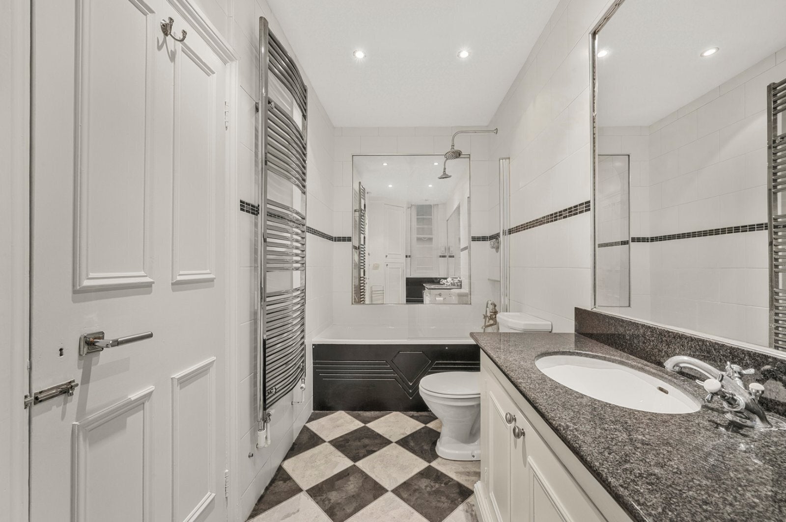 Flat Pont Street in Greater London