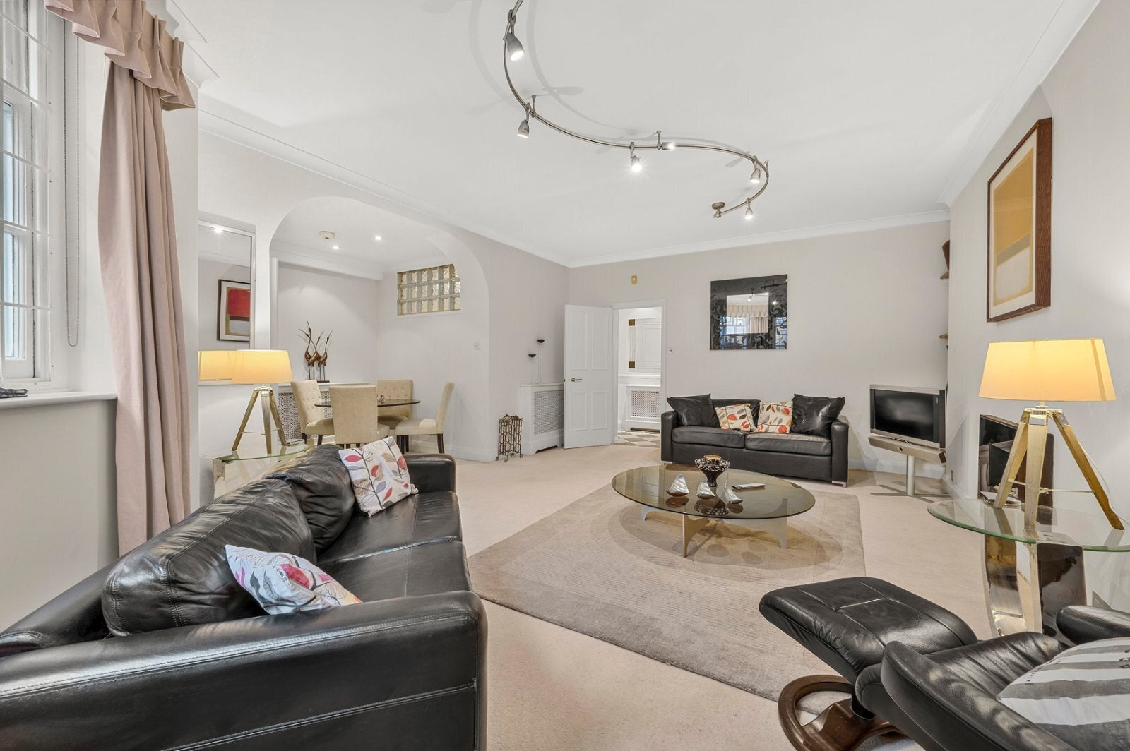 Flat Pont Street in Greater London