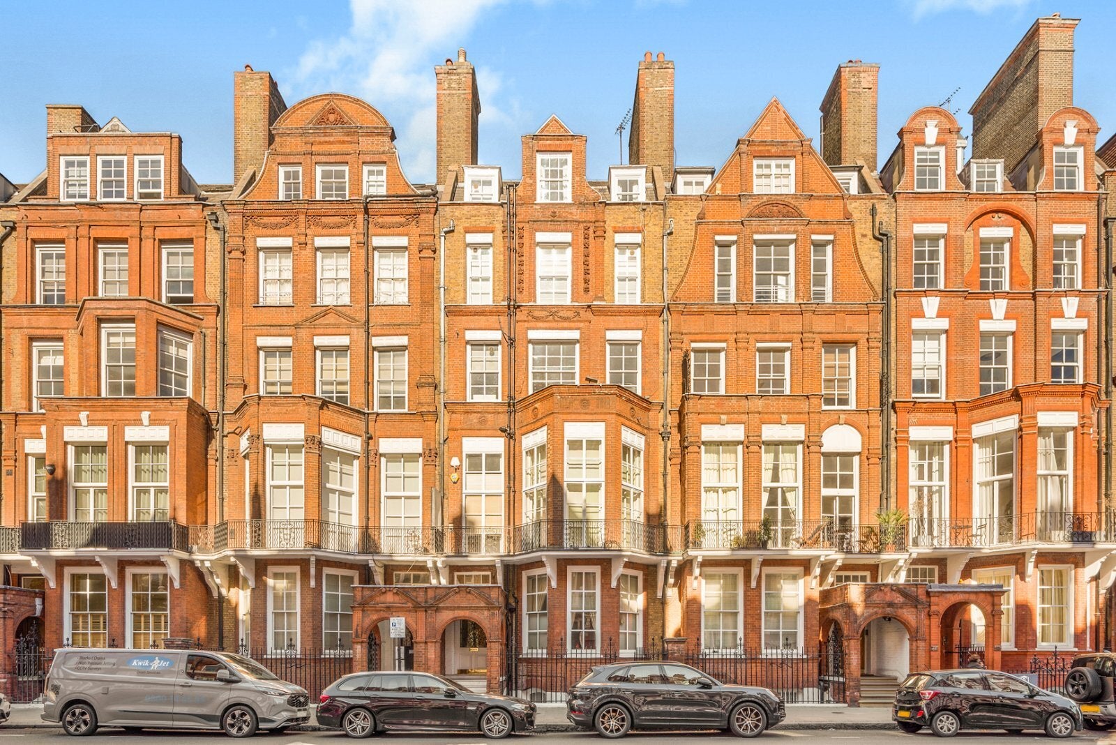 Flat Pont Street in Greater London