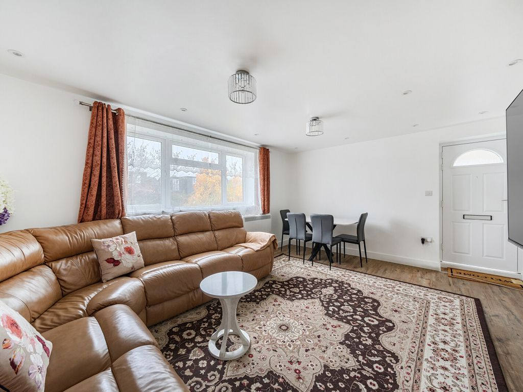 Flat Drummond Road in Guildford